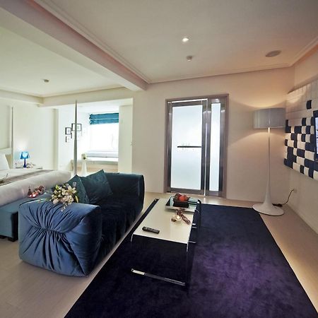 Motel Herz à Taichung Extérieur photo