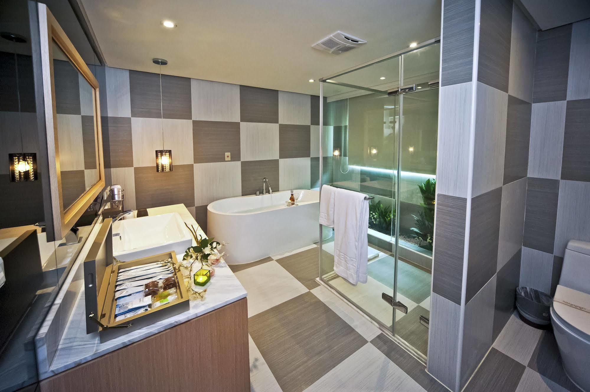 Motel Herz à Taichung Extérieur photo