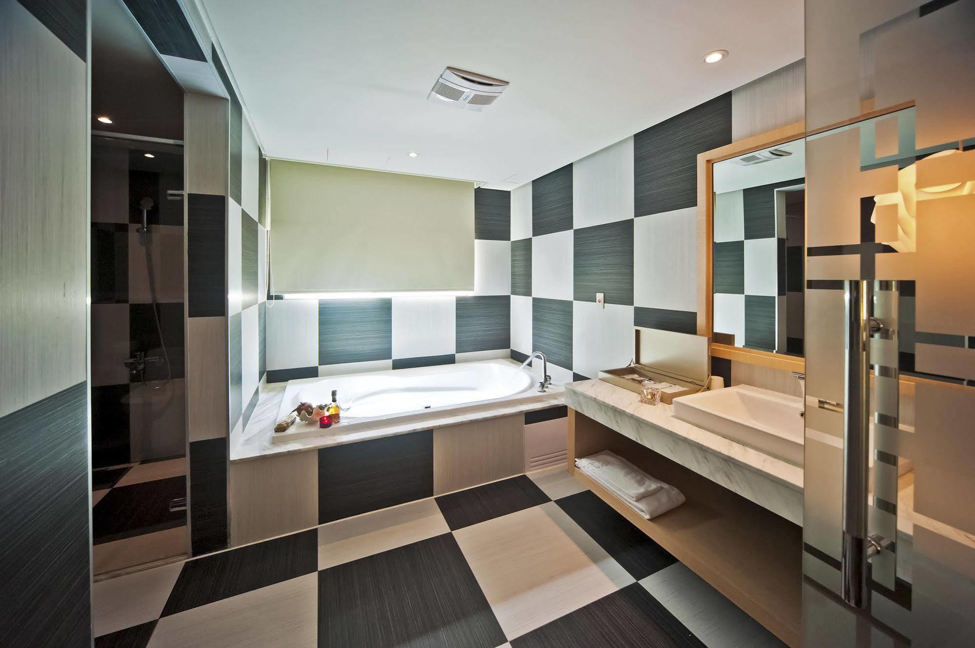 Motel Herz à Taichung Extérieur photo