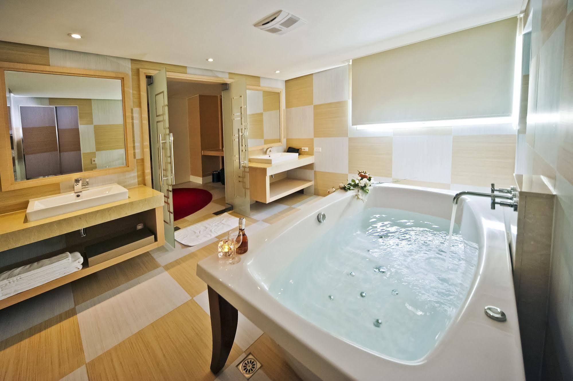 Motel Herz à Taichung Extérieur photo
