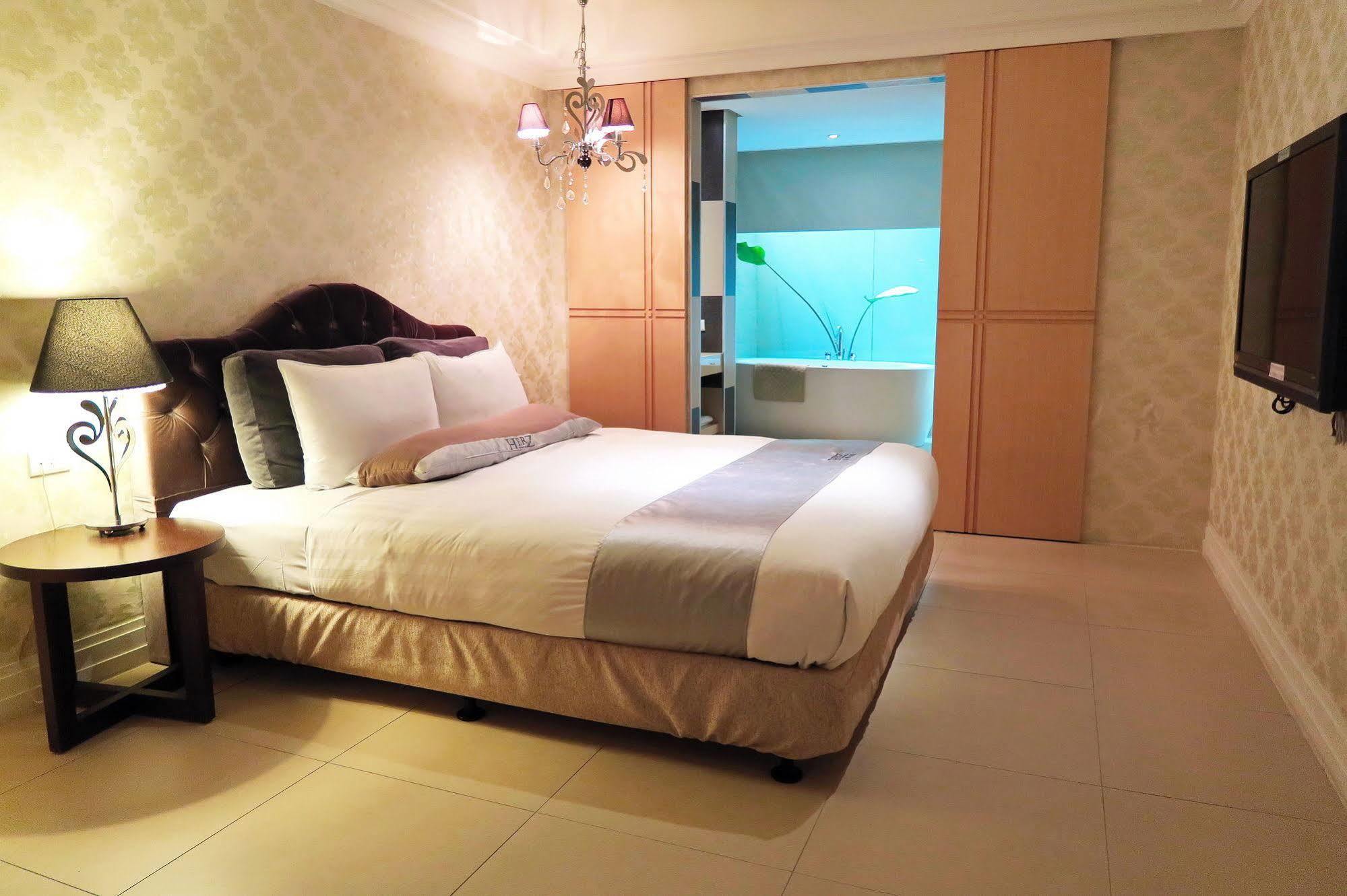 Motel Herz à Taichung Extérieur photo