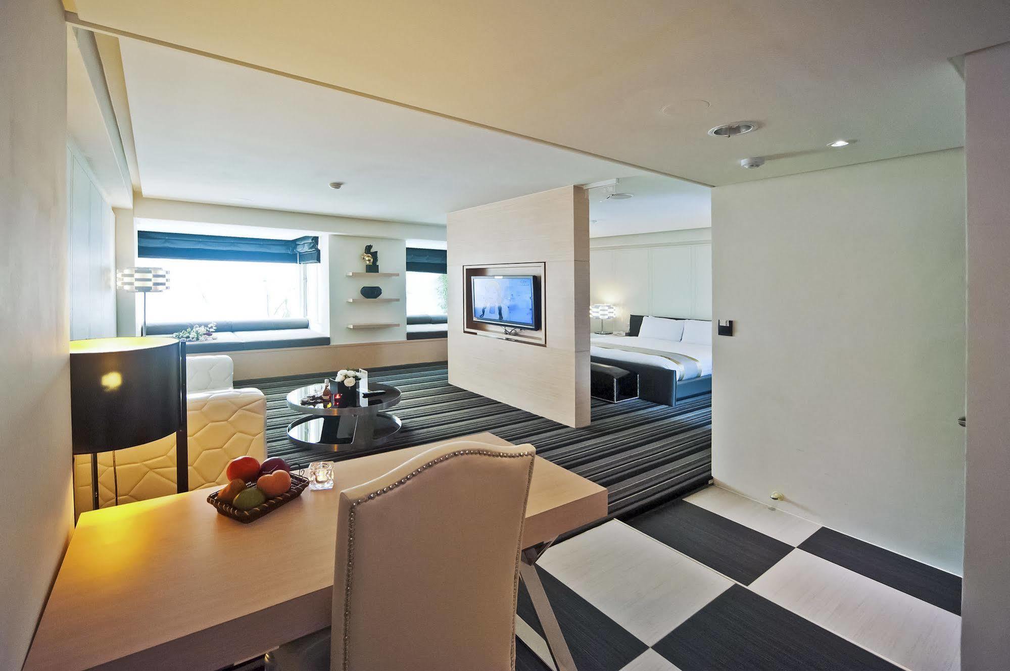Motel Herz à Taichung Extérieur photo
