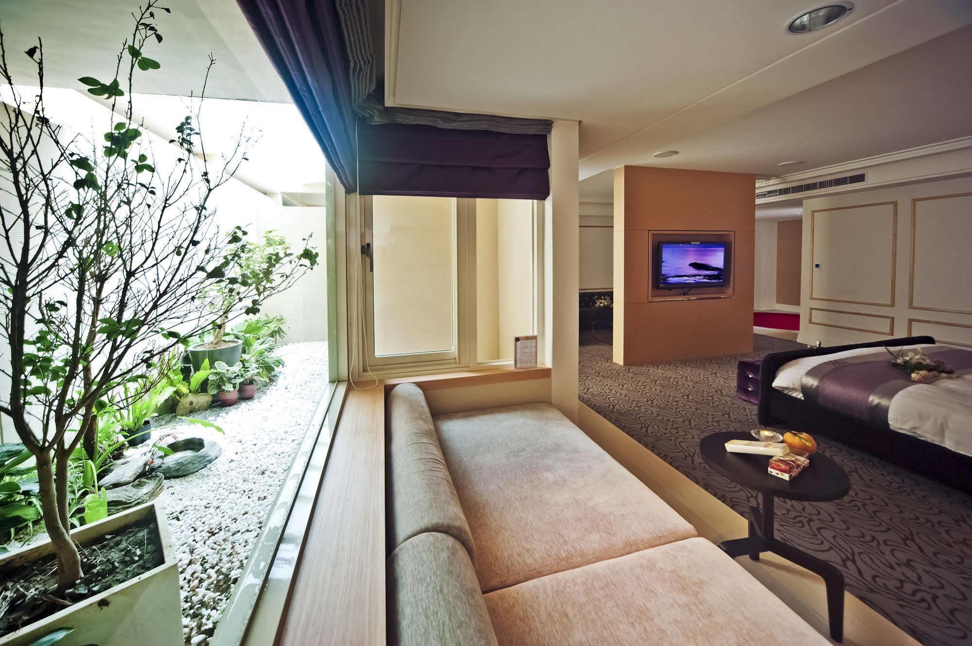 Motel Herz à Taichung Extérieur photo