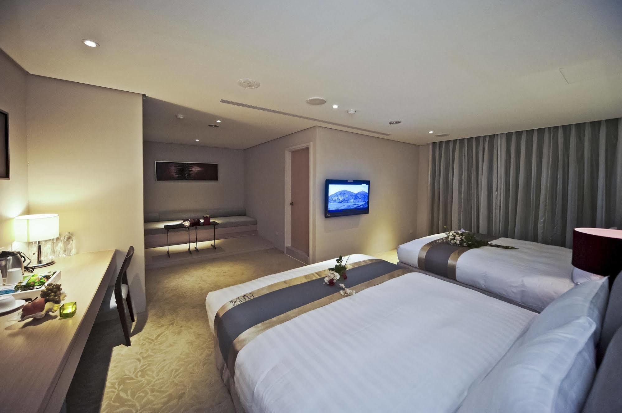 Motel Herz à Taichung Extérieur photo