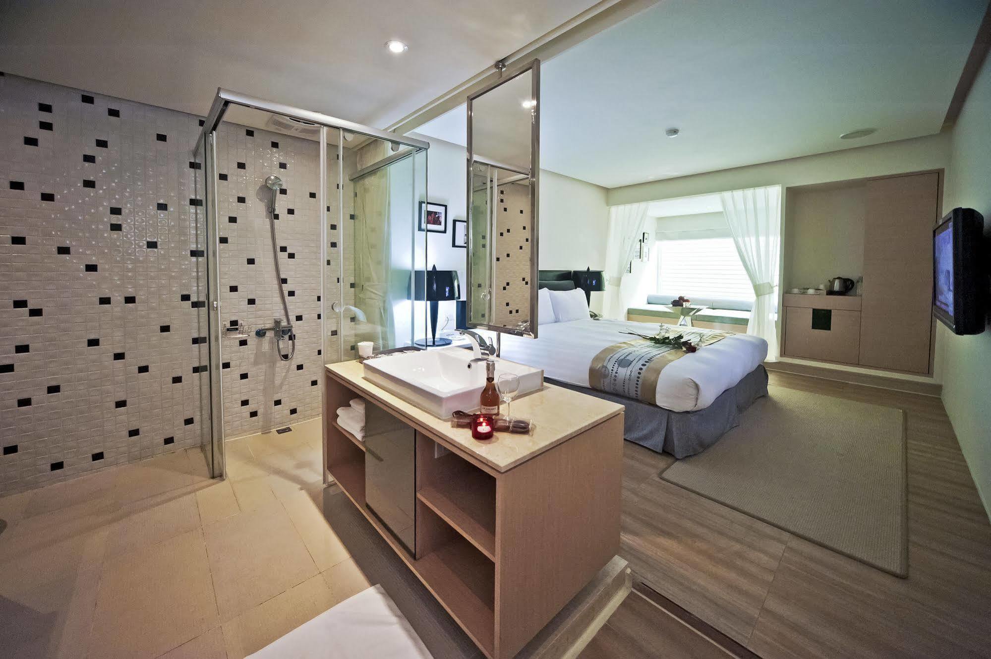 Motel Herz à Taichung Extérieur photo